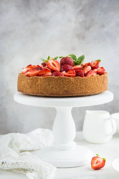 Cheesecake cu căpșuni proaspete pe stand tort alb — Fotografie, imagine de stoc