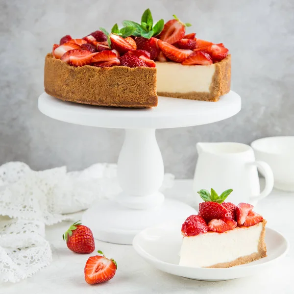 Cheesecake cu căpșuni proaspete pe stand tort alb — Fotografie, imagine de stoc
