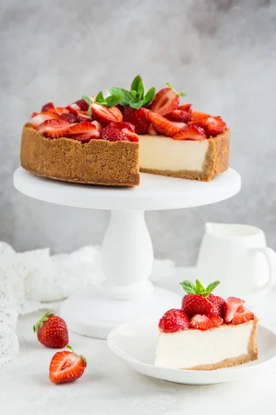 Gâteau au fromage avec fraise fraîche sur support de gâteau blanc — Photo