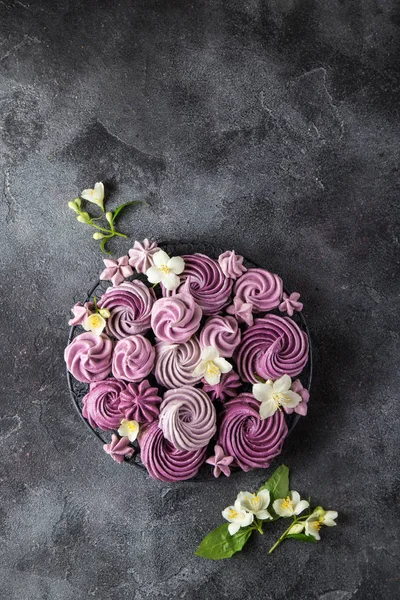 Blueberry maränger på mörk grå bakgrund — Stockfoto