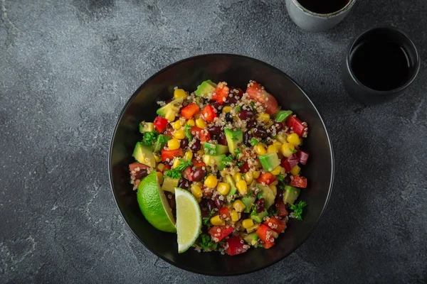 Avocado, quinoa, bonen, maïs en bell pepper salade — Stockfoto