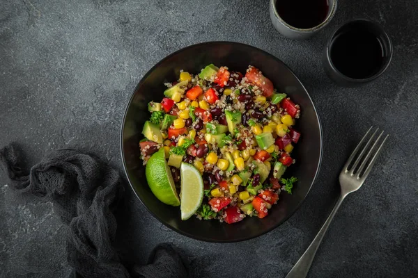 Avokádo, quinoa, fazole, kukuřice a bell pepř salát — Stock fotografie