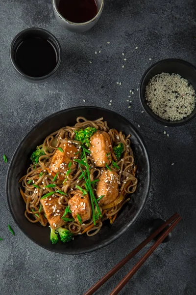 Asya soba noodle ve teriyaki somon siyah kase — Stok fotoğraf