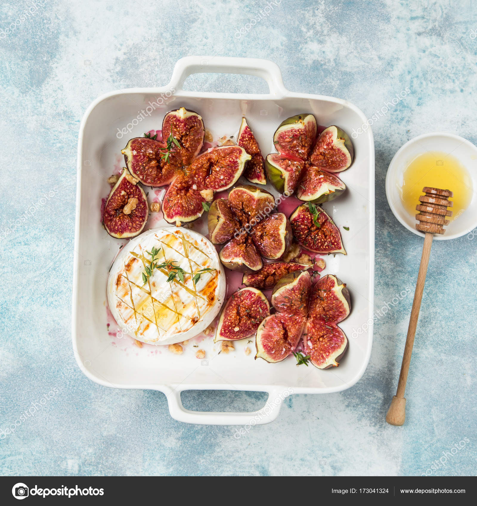 Baked camembert cheese and figs with nuts and honey — Stock Photo