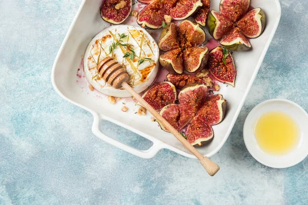 Baked camembert cheese and figs with nuts and honey — Stock Photo, Image