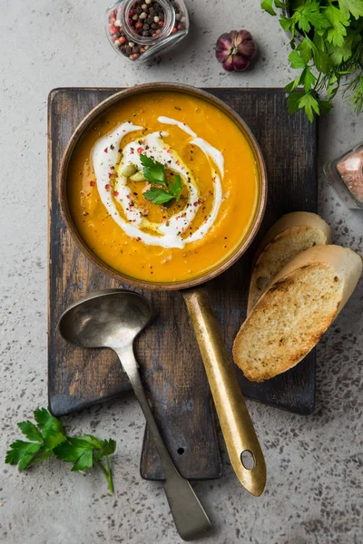 Sopa de calabaza de otoño con crema y semillas de calabaza — Foto de Stock