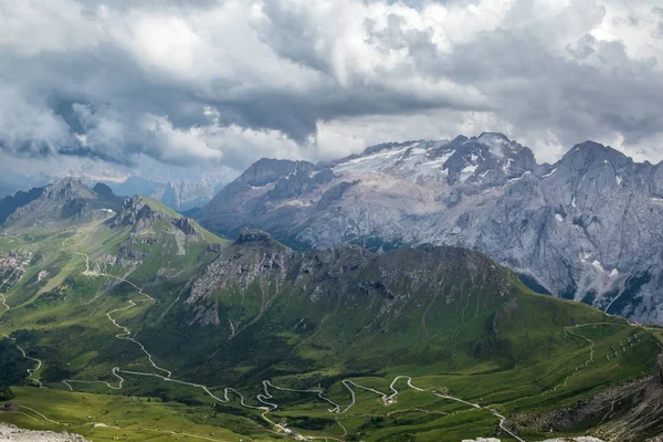 Güzel panoramik İtalyan Dolomites Alplerinin ortasından geçiyordu. South Tyrol — Stok fotoğraf