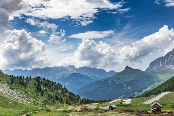 Güzel vadi Dolomites Alpleri'nde. South Tyrol. İtalya. — Stok fotoğraf