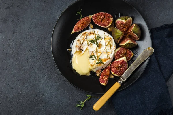 Camembert cheese baked with  figs, nuts and honey — Stock Photo, Image