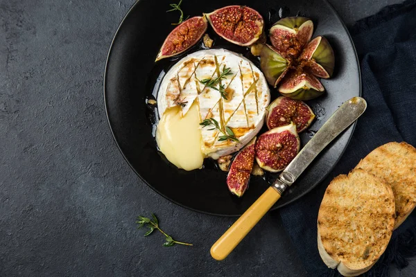 Pečený sýr camembert s fíky, ořechy a medem — Stock fotografie