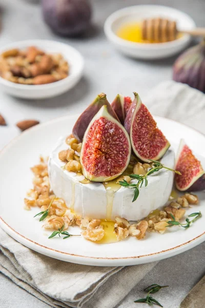 Camembert cheese with fresh figs, walnuts and honey — Stock Photo, Image