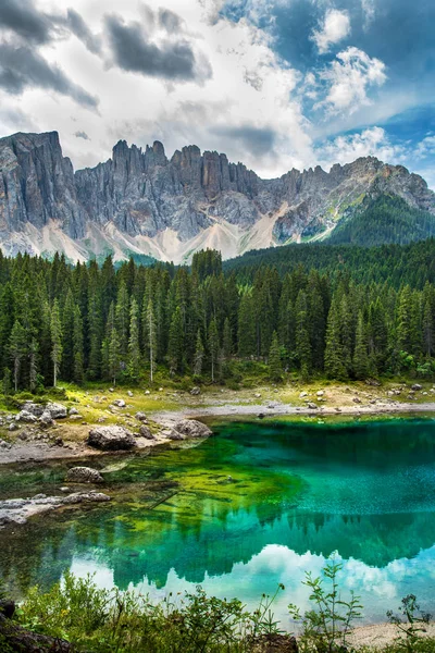 Carezza lake (Lago di Carezza, Karersee) in Dolomites Alps. Sout — Stock fotografie