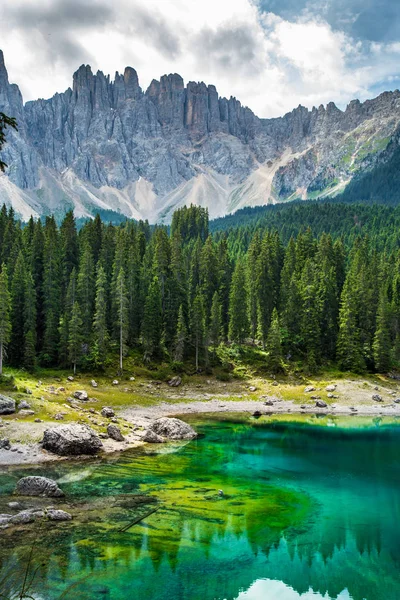 Jezero Carezza (Lago di Carezza, Karersee) Dolomitské Alpy. Jižní — Stock fotografie