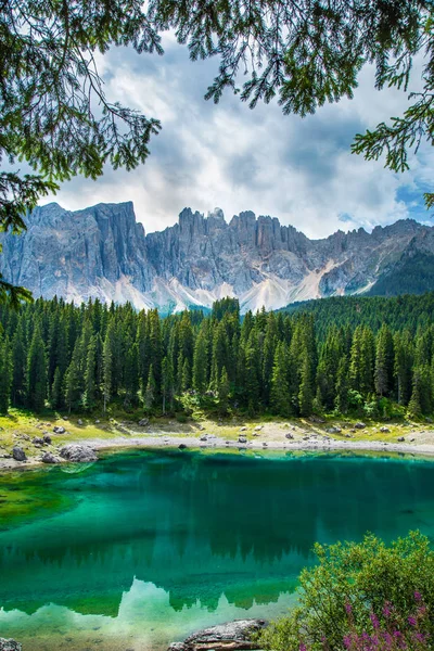 Lago Carezza (Lago di Carezza, Karersee) em Dolomitas Alpes. Sout. — Fotografia de Stock
