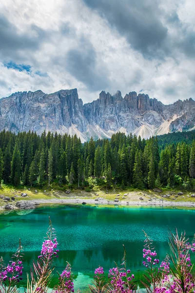 Carezza lake (Lago di Carezza, Karersee) in Dolomites Alps. Sout — Stock fotografie