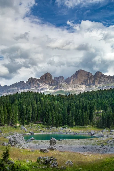 Carezza lake (Lago di Carezza, Karersee) in Dolomites Alps. Sout — Stok fotoğraf