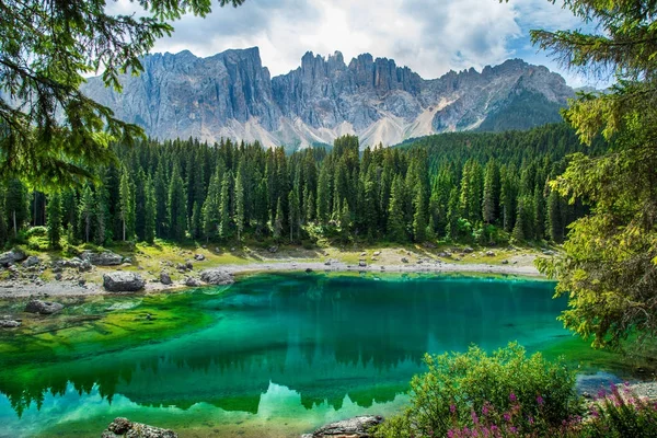 Carezza lake (Lago di Carezza, Karersee) in Dolomites Alps. Sout — Stock fotografie