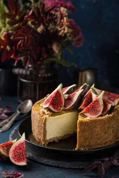 Cheesecake  served with fresh figs, nuts and honey — Stock Photo, Image