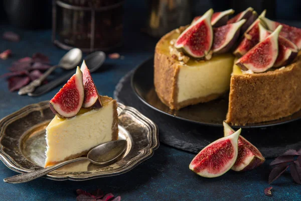 Cheesecake  served with fresh figs, nuts and honey — Stock Photo, Image