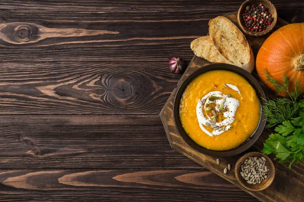 Bowl of homemade pumpkin soup, wooden background — Stock Image Bowl of homemade pumpkin soup, wooden background Royalty Free Stock Images