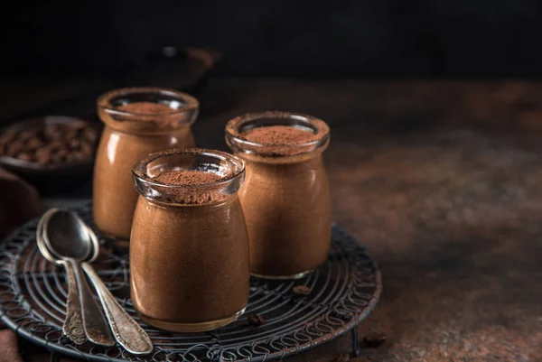 Mousse de café au chocolat dans des pots en verre — Photo