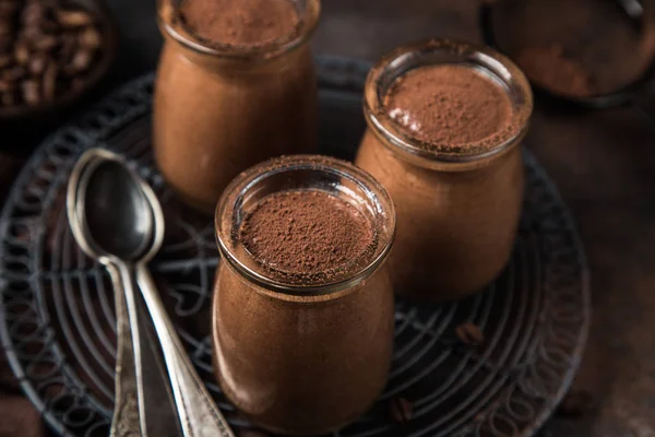 Mousse di caffè al cioccolato in barattoli di vetro — Foto Stock