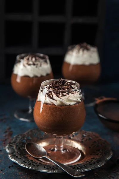 Chocolade mousse, geserveerd met slagroom — Stockfoto