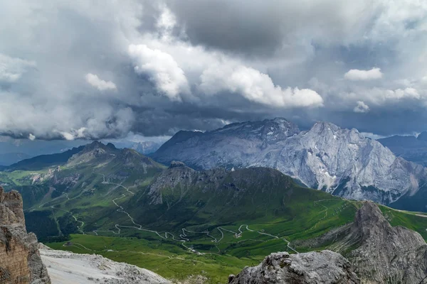 Zamračený den v Italské Alpy Dolomity. Landsca krásné mauntain — Stock fotografie