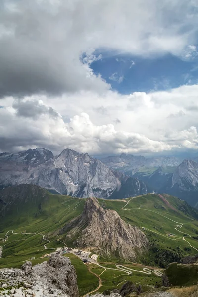 Zamračený den v Italské Alpy Dolomity. Landsca krásné mauntain — Stock fotografie