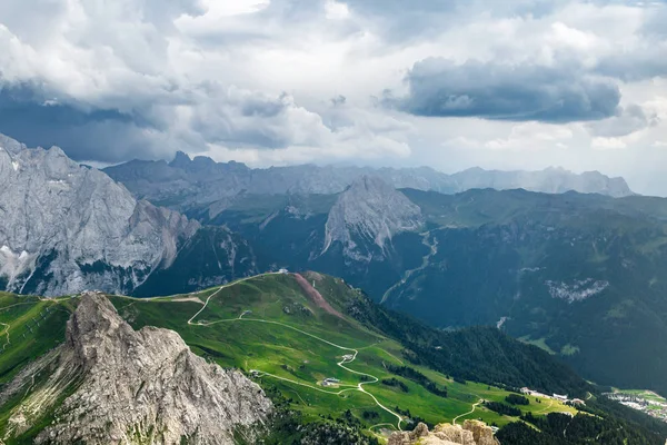 Bewolkte dag in de Italiaanse Dolomieten Alpen. Mooie herfst landsca — Stockfoto