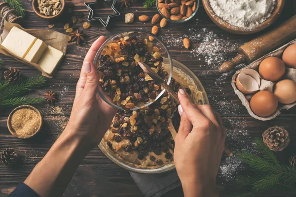 Cuisine gâteau de fruits de Noël. Table en bois avec hamster de cuisson — Photo