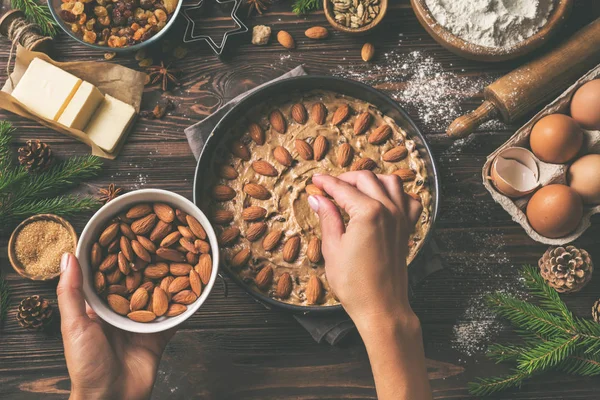 做圣诞糕点年轻女子的手装饰节日 — 图库照片