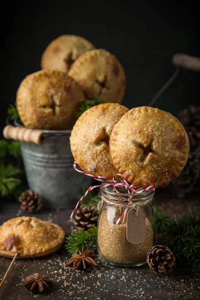 Delicioso pastel de manzana pops, fondo oscuro , — Foto de Stock