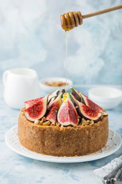 Delicious cheesecake  served with fresh figs, nuts and honey — Stock Photo, Image