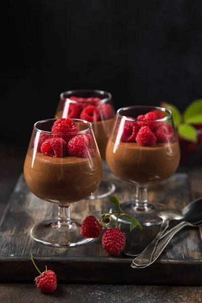 Köstliche Schokoladenmousse serviert mit frischen Himbeeren — Stockfoto