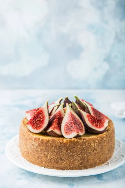 Výborný karamelový tvarohový koláč podávaný s čerstvé fíky — Stock fotografie