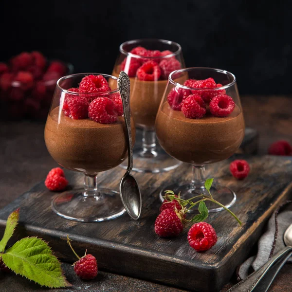 Deliciosa mousse de chocolate servido com framboesa fresca — Fotografia de Stock