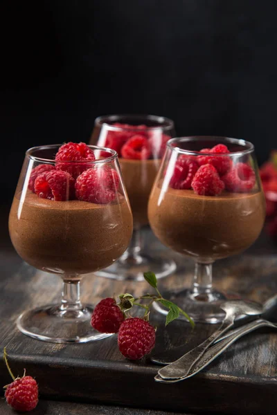 Köstliche Schokoladenmousse serviert mit frischen Himbeeren — Stockfoto