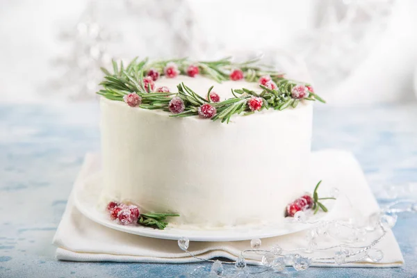 Вкусный праздничный пряничный торт, украшенный розмарином и с — стоковое фото