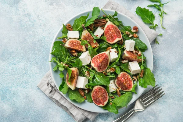 Deliziosi fichi, rucola, formaggio feta e insalata di noci pecan — Foto Stock