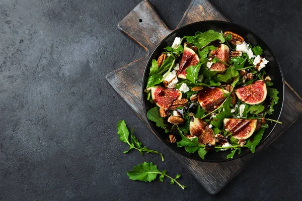 Lezzetli incir, roka, Keçi peynir ve pekan Fındık salata — Stok fotoğraf