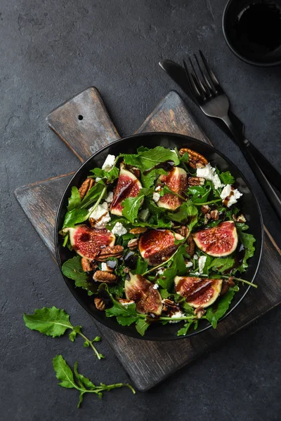 Delicious figs, arugula, goat cheese and pecan nuts salad — Stock Photo, Image