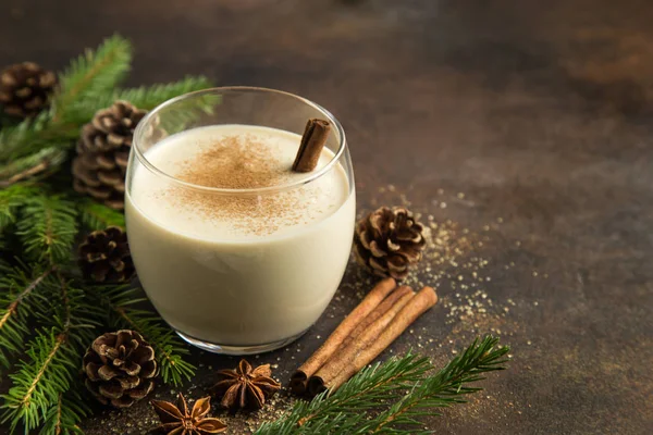 Delicioso ponche de huevo de invierno con nuez moscada rallada y canela para Chri —  Fotos de Stock