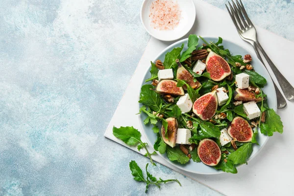 Incir, roka, beyaz peynir ve pekan Fındık salata — Stok fotoğraf