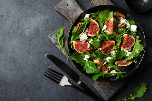 Incir, roka, Keçi peynir ve pekan Fındık salata — Stok fotoğraf