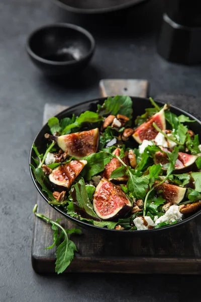 Feigen, Rucola, Ziegenkäse und Pekannüsse Salat — Stockfoto