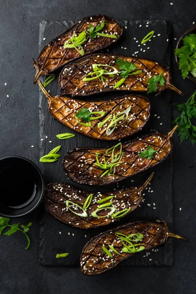 Geglazuurde Gegrilde aubergines, geserveerd met sesam zaden en groen onio — Stockfoto