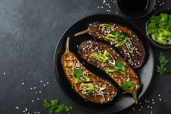 Geglazuurde Gegrilde aubergines, geserveerd met sesam zaden en groen onio — Stockfoto