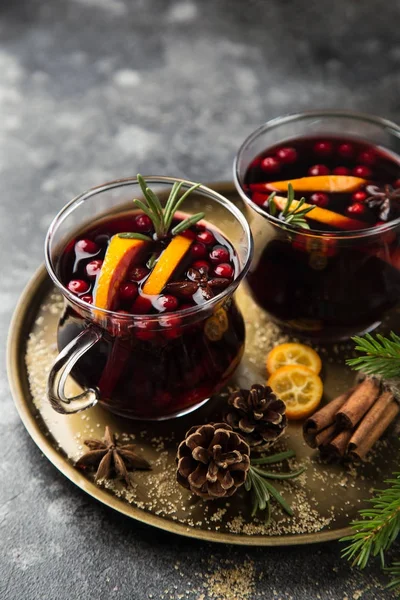 Vino caliente en copas de vidrio para Navidad —  Fotos de Stock