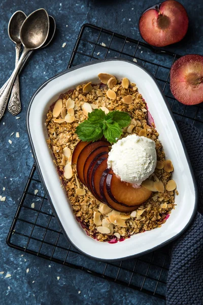 Plum haver crumble taart, geserveerd met ijs — Stockfoto